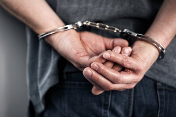 Bandido é flagrado após assalto em Tubarão e joga dinheiro do roubo no meio da rua para despistar a polícia Bandido é flagrado após assalto em Tubarão e joga dinheiro do roubo no meio da rua para despistar a polícia