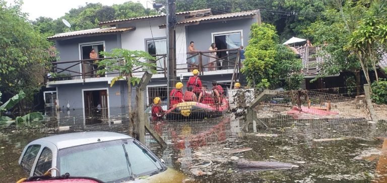 Bombeiros da Amurel resgatam acamado que ficou entre a água e o teto de residência em Florianópolis