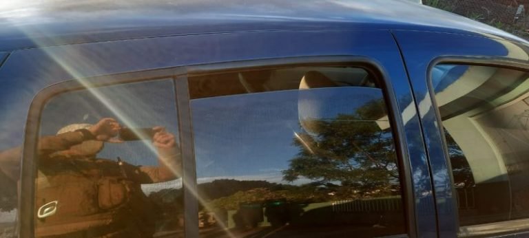 Casal é preso em flagrante após deixar menina de 8 anos presa no carro em Florianópolis