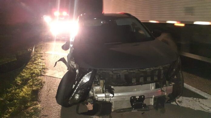 Colisão entre carros e caminhão interdita BR 101 em Laguna