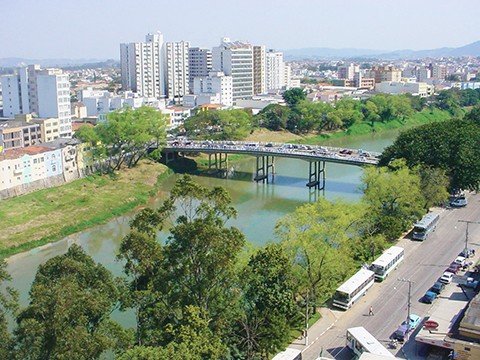 Covid-19 Com a volta da Amurel para Risco Grave, Tubarão autoriza a realização de eventos na cidade #Pracegover Na foto, a imagem aérea da cidade de Tubarão
