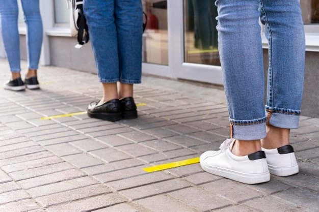 Covid-19 Governo do Estado publica portarias que condensam os regramentos já vigentes #Pracegover Na foto, pessoas em fila mantendo distanciamento