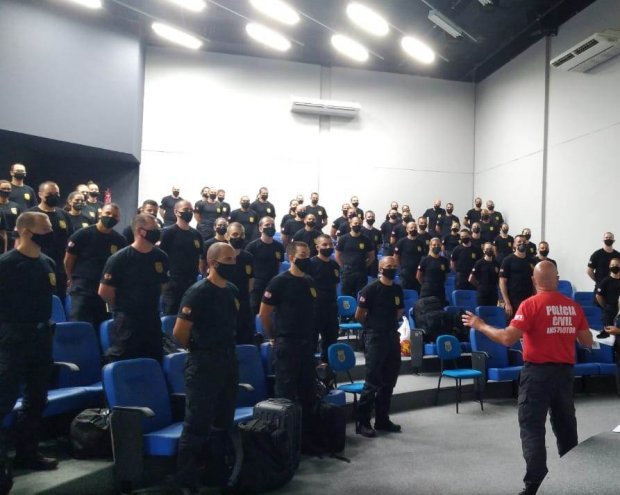 curso de formação #Pracegover Foto: na imagem há vários homens e cadeiras