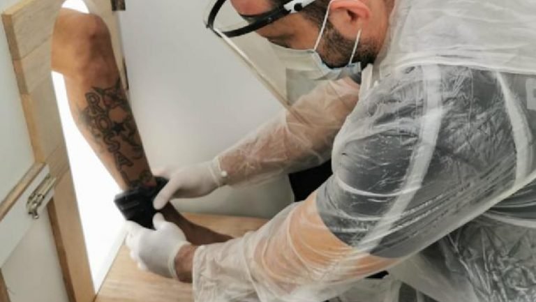 Detento de Laguna com doença hepática grave e Covid-19 consegue prisão domiciliar com tornozeleira