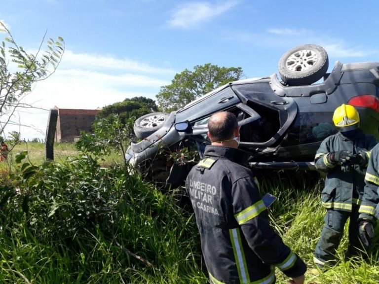 Dois adolescentes morrem em capotamento em rodovia de Jaguaruna