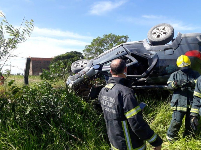 Dois adolescentes morrem em capotamento em rodovia de Jaguaruna