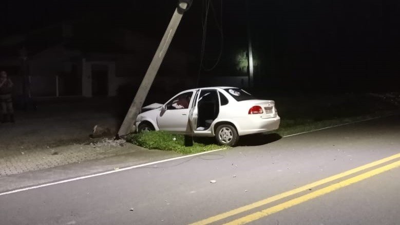 Duas pessoas ficam feridas após carro bater em poste na SC 370, em Grão-Pará #Pracegover Na foto aparece um veículo danificado após colidir em um poste