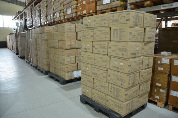 entrega #Pracegover Foto: na imagem há várias caixas de agulhas