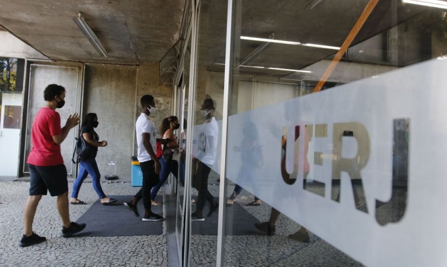estudantes #Pracegover Foto: na imagem há estudantes entrando em um prédio