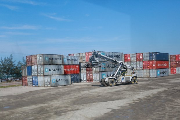 exportacao #Pracegover Foto: na imagem há conteiners e uma máquina