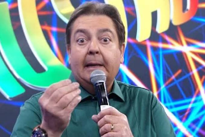 Faustão #Pracegover Foto: na imagem há um homem com microfone