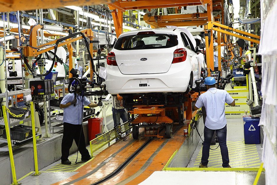Ford anuncia fim da produção de carros no Brasil e fechamento de três fábricas #Pracegover Na foto, trabalhadores durante montagem de carro em um fábrica