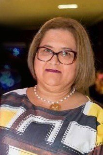 funcionaria do hospital #Pracegover Foto: na imagem há uma mulher de óculos e com colar