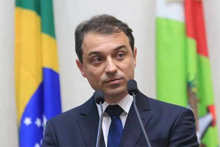 Governador visita Presídio Masculino de Tubarão para entrega de veículos e fuzis a equipes especializadas