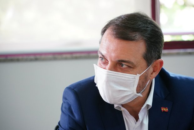 governador #Pracegover Foto: na imagem há um homem de terno azul, camisa branca e de máscara