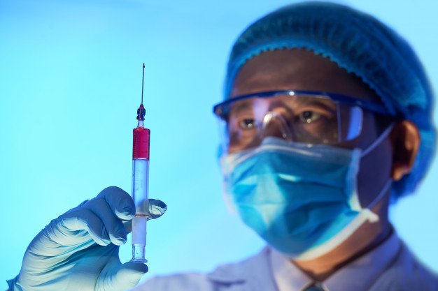 Governo de SC afirma estar preparado para iniciar a vacinação contra a Covid-19 #Pracegover Na foto, um médico segura uma seringa