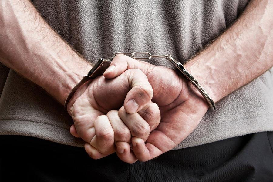 Homem é flagrado pela PM em atitude suspeita e tenta esconder droga na cueca para não ser preso #Pracegover Na foto, um homem algemado