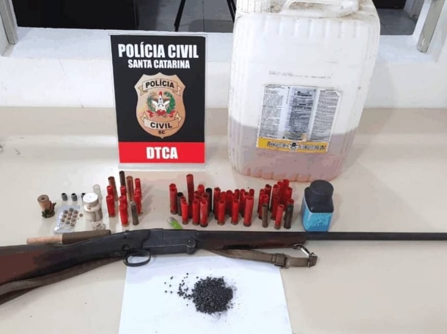 Homem é preso por suspeita de maus-tratos contra animais e porte irregular de arma de fogo