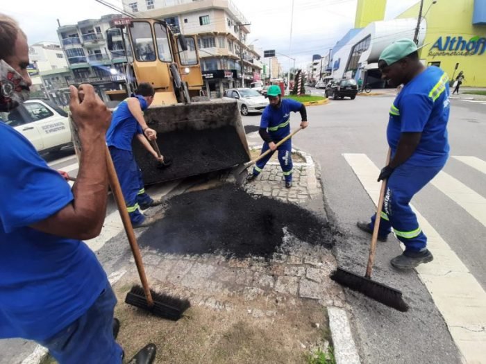 Imbituba #Pracegover Foto: na imagem há homens, máquinhas e edifícios