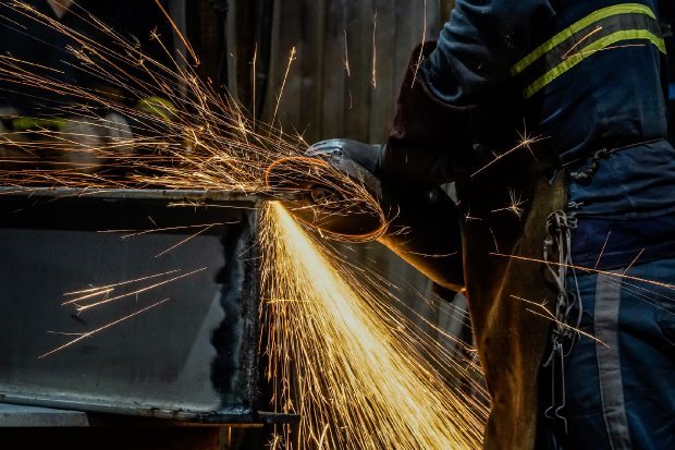 industria #Pracegover Foto: na imagem há uma pessoa trabalhando na area industrial