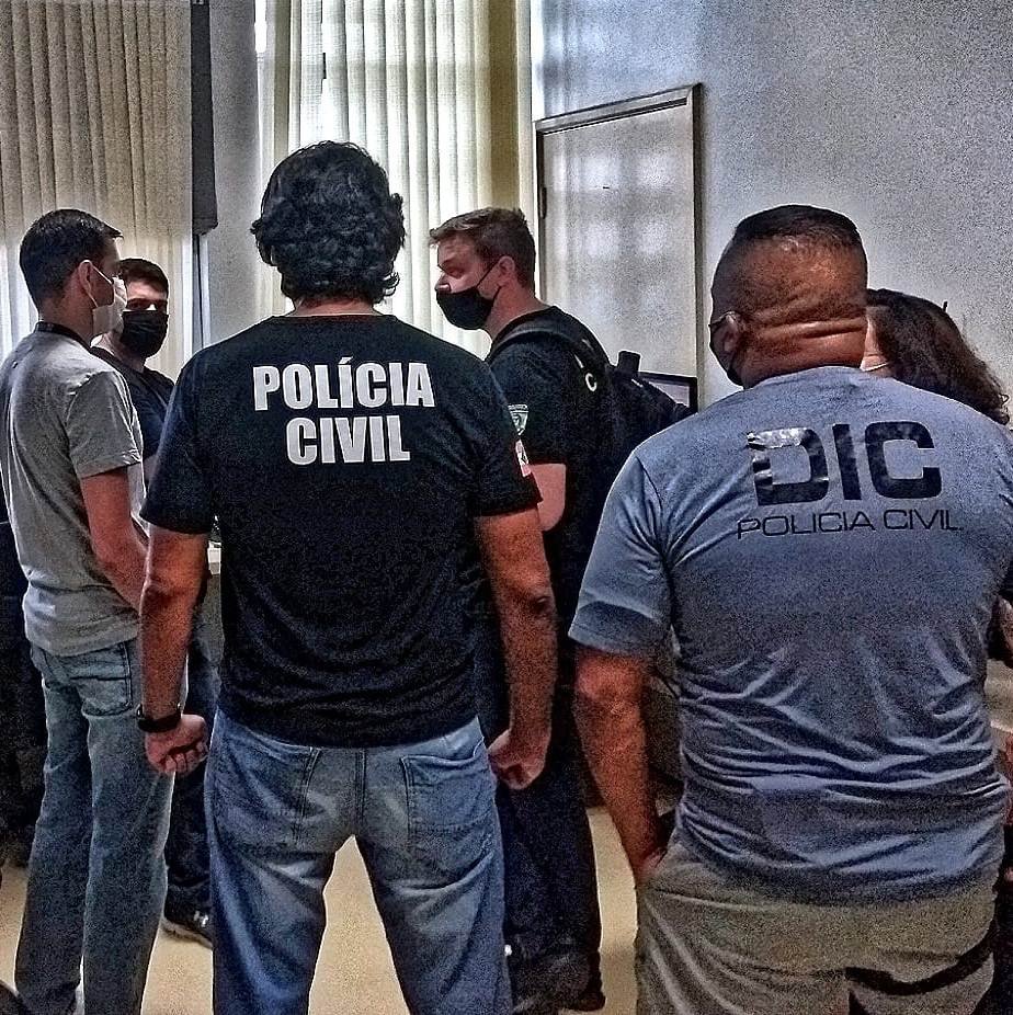 Polícia Civil de Itajaí investiga médico suspeito de abreviar vida de pacientes #Pracegover Na foto, policiais civis na delegacia durante investigação