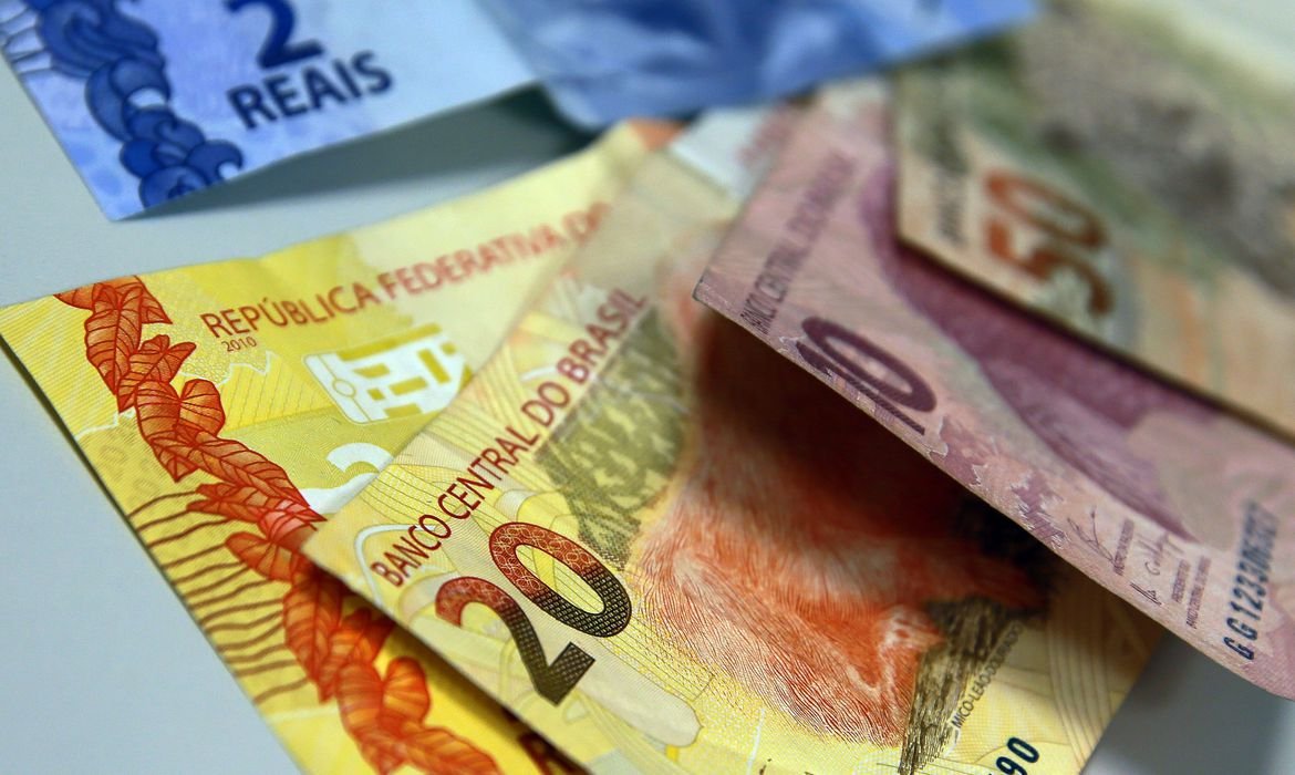 Juros para famílias caem ao menor nível histórico em 2020, diz BC