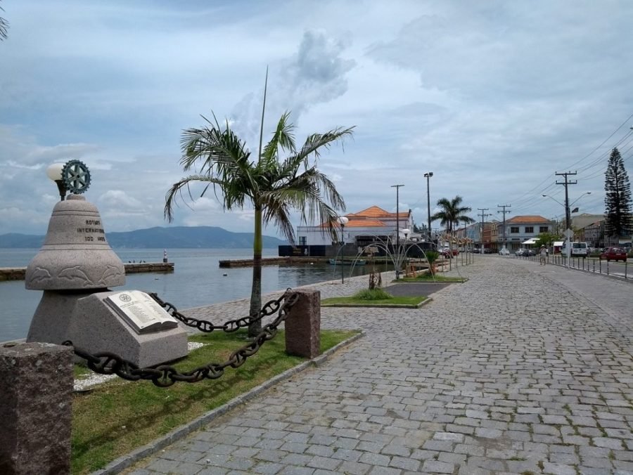 Laguna #Pracegover Foto:na imagem há uma lagoa, monumento, uma avenida, palmeira