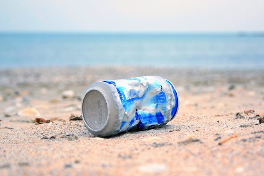 lixo #Pracegover Foto: na imagem há uma lata e também o mar