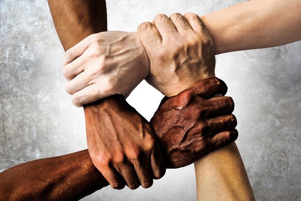 mãos #Pracegover Foto: na imagem há braços e mãos
