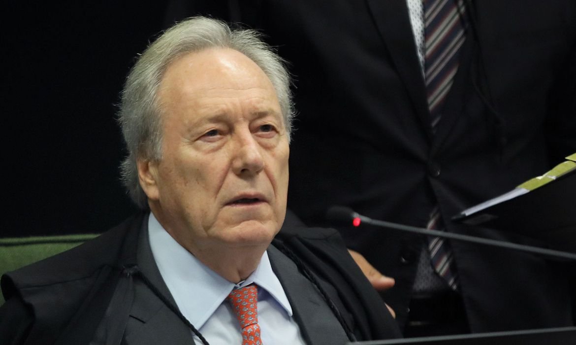 ministro #Pracegover Foto: na imagem há um homem com cabelos grisalhos