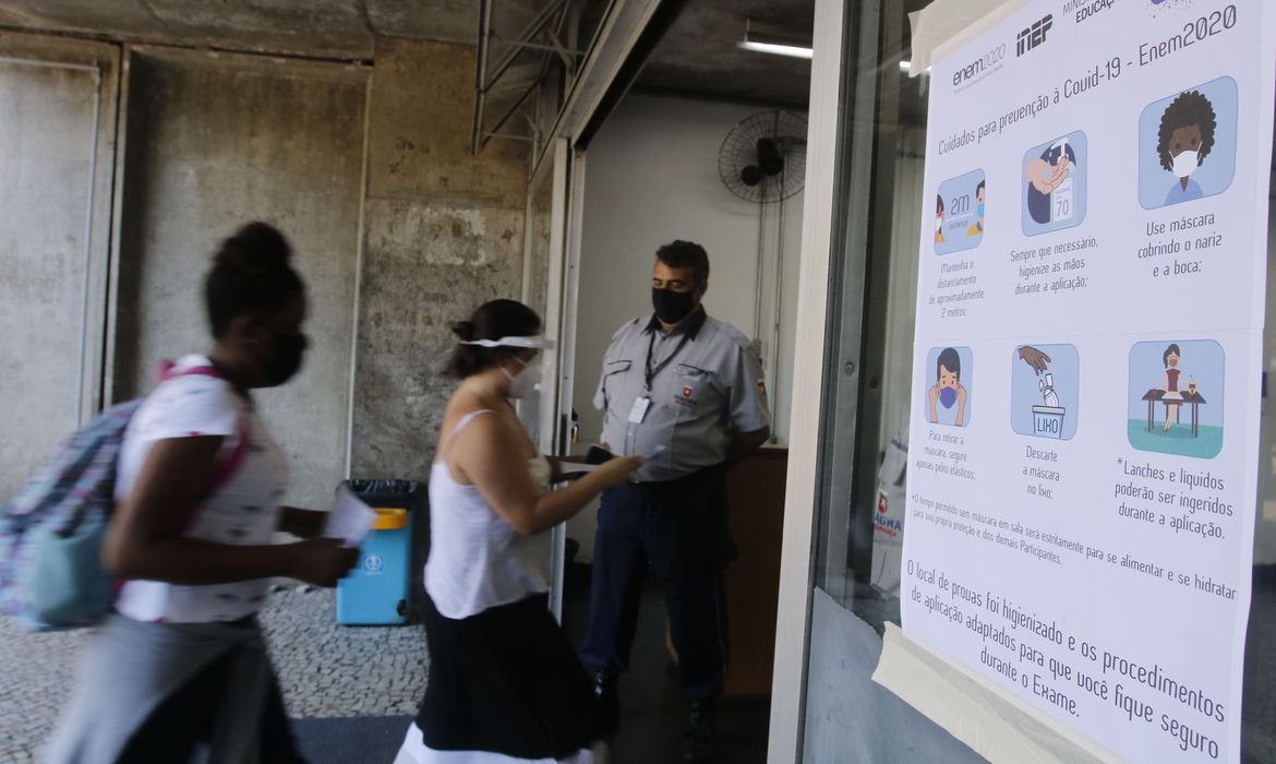 pessoas #Pracegover Foto: na imagem há pessoas entrando em um edifício