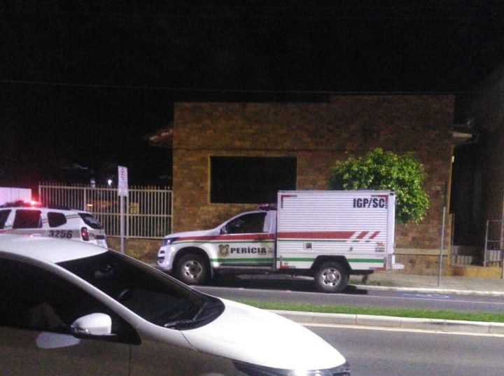 pm #Pracegover Foto: na imagem há uma viatura da PM, um carro do IML/IGP, um veículo, uma avenida e uma casa
