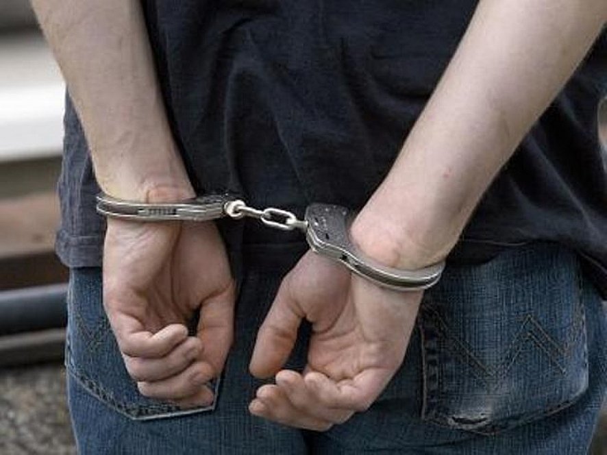 Polícia prende suspeito de praticar crimes contra a dignidade sexual das filhas e enteadas em Imbituba #Pracegover Na foto, aparece um homem com as mãos algemadas