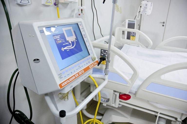 Prefeito de Braço do Norte assina convênio para construção dos leitos de UTI do Hospital Santa Teresinha
