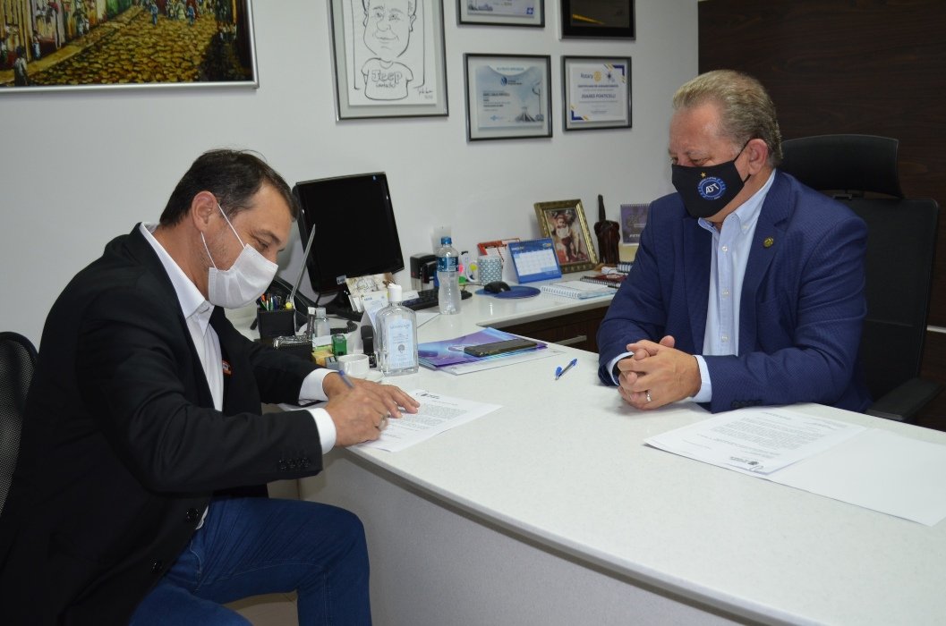 Prefeitura de Tubarão doa ao Estado terreno em Oficinas para construção de unidade do Corpo dos Bombeiros #Pracegover Na foto, Governador Moisés e Prefeito Joares assinam documento de doação do terreno