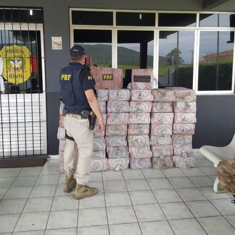 PRF apreende uma tonelada de maconha na BR 101 em Imbituba