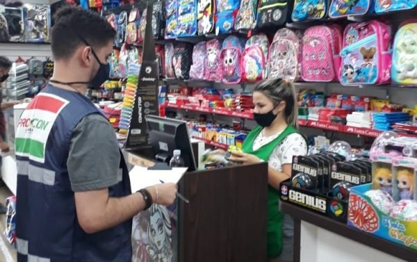 procon #Pracegover Foto: na imagem há duas pessoas, uma mulher e um homem em uma loja