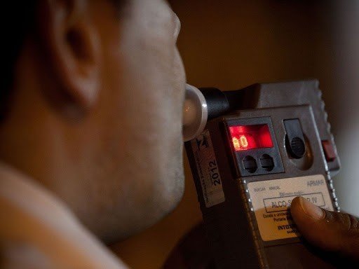 rodovida #racegover Foto: na imagm há um homem e um bafometro