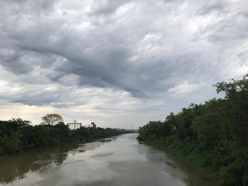 Sábado terá variação de sol, nuvens e chuva em Santa Catarina #Pracegover Na foto, o céu completamente nublado