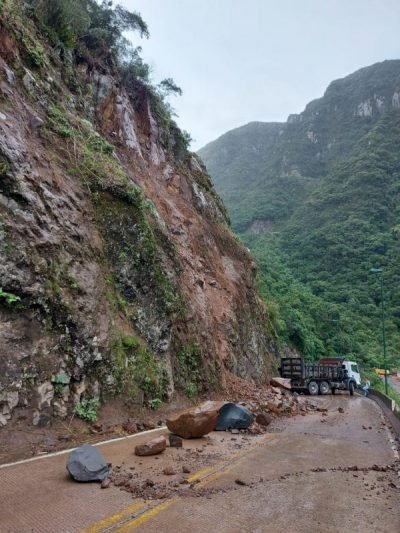Serra #Pracegover Foto: na imagem há um caminhão e pedras e barro na rodovia