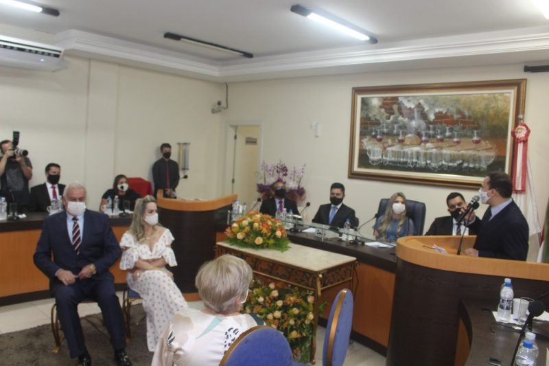 solenidade #Pracegover Foto: na imagem há pessoas, cadeiras, mesas púpitos, flores e microfones