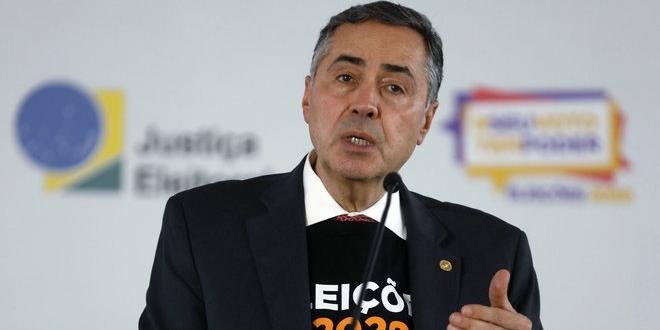 tse #Pracegover Foto: na imagem há um homem de terno com microfone