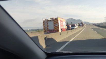 Capotamento na BR 101 em Capivari de Baixo resulta na morte de 2 jovens #Pracegover Na foto, caminhão do Bombeiro durante resgate de vítimas