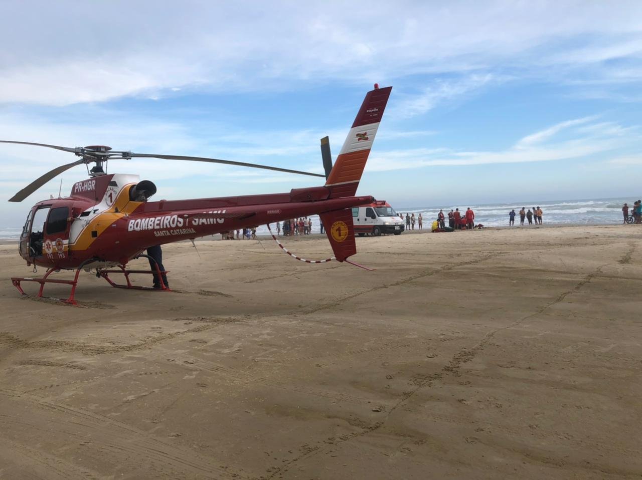 aeronave #Pracegover Foto: na imagem há uma aeronave, ambulância, areia, mar e pessoas