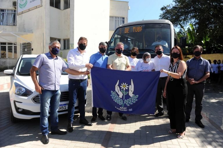 APAE de Tubarão recebe ônibus e carro adaptados