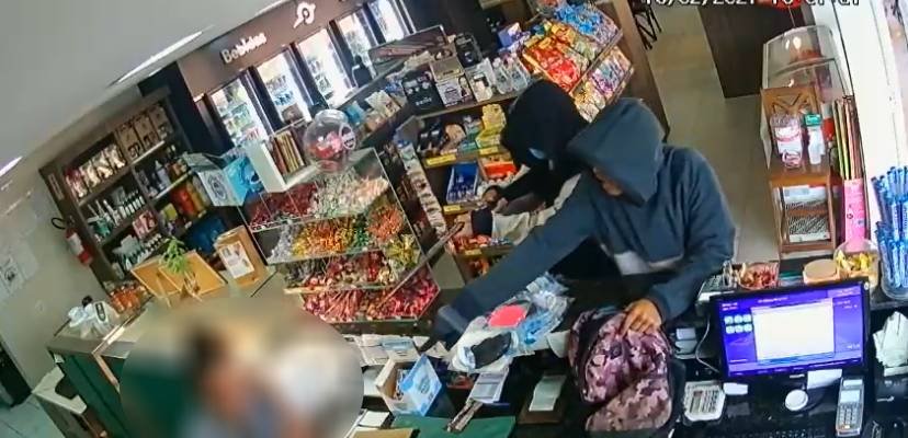 Funcionários de posto de combustível são rendidos por assaltantes em Armazém #Pracegover Na foto, funcionária do posto de combustível entregando o dinheiro para os bandidos