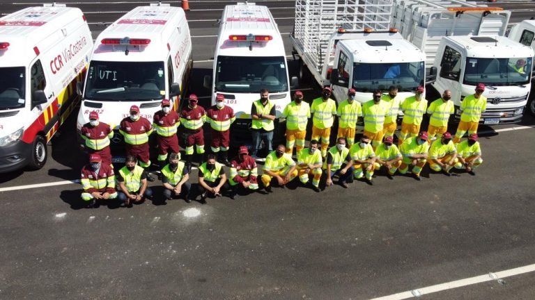 #Pracegover Foto: na imagem há veículos e algumas pessoas uniformizadas