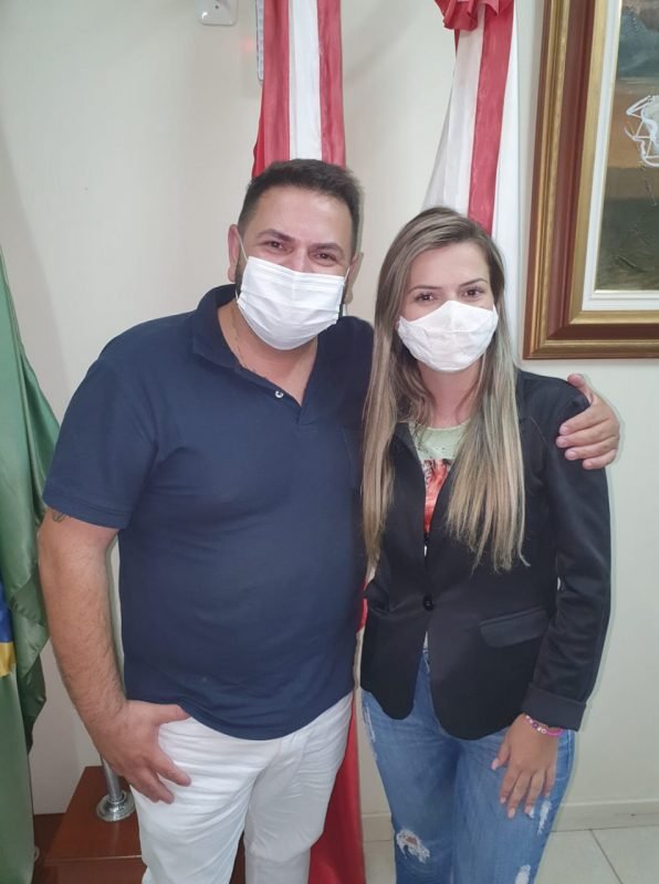 Beatriz #Pracegover Foto: na imagem há um homem e uma mulher. Os dois de máscara