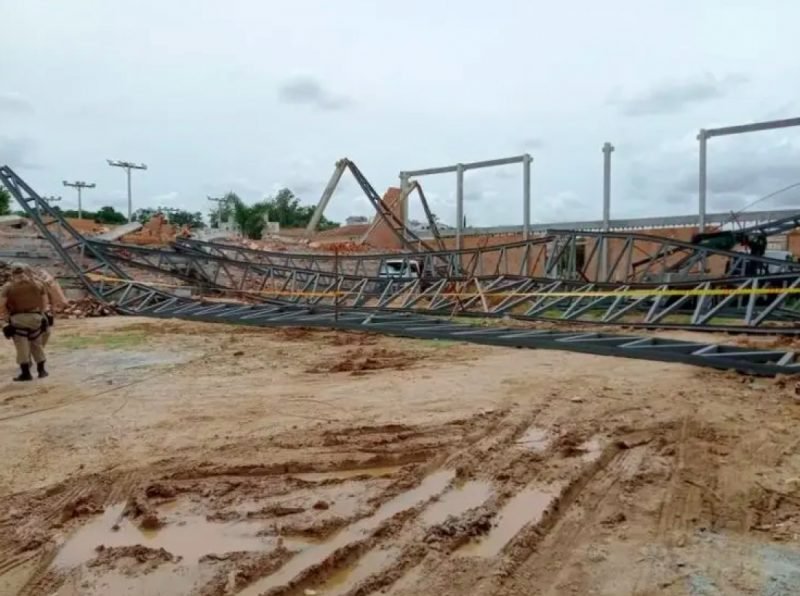 bn #Pracegover Foto: na imagem há barro, estrutura metálica, construção e um policial