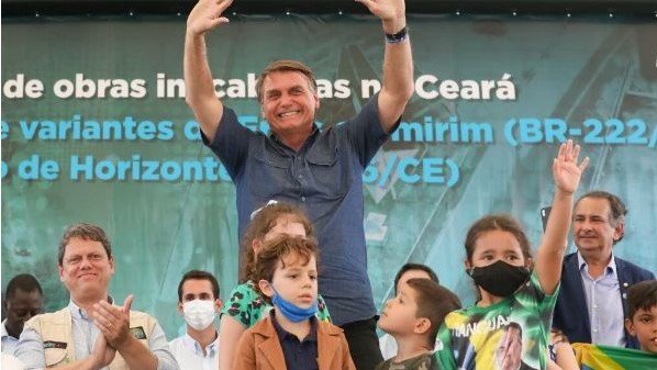 Bolsonaro diz que governador que ‘fechar seu Estado’ bancará auxílio emergencial